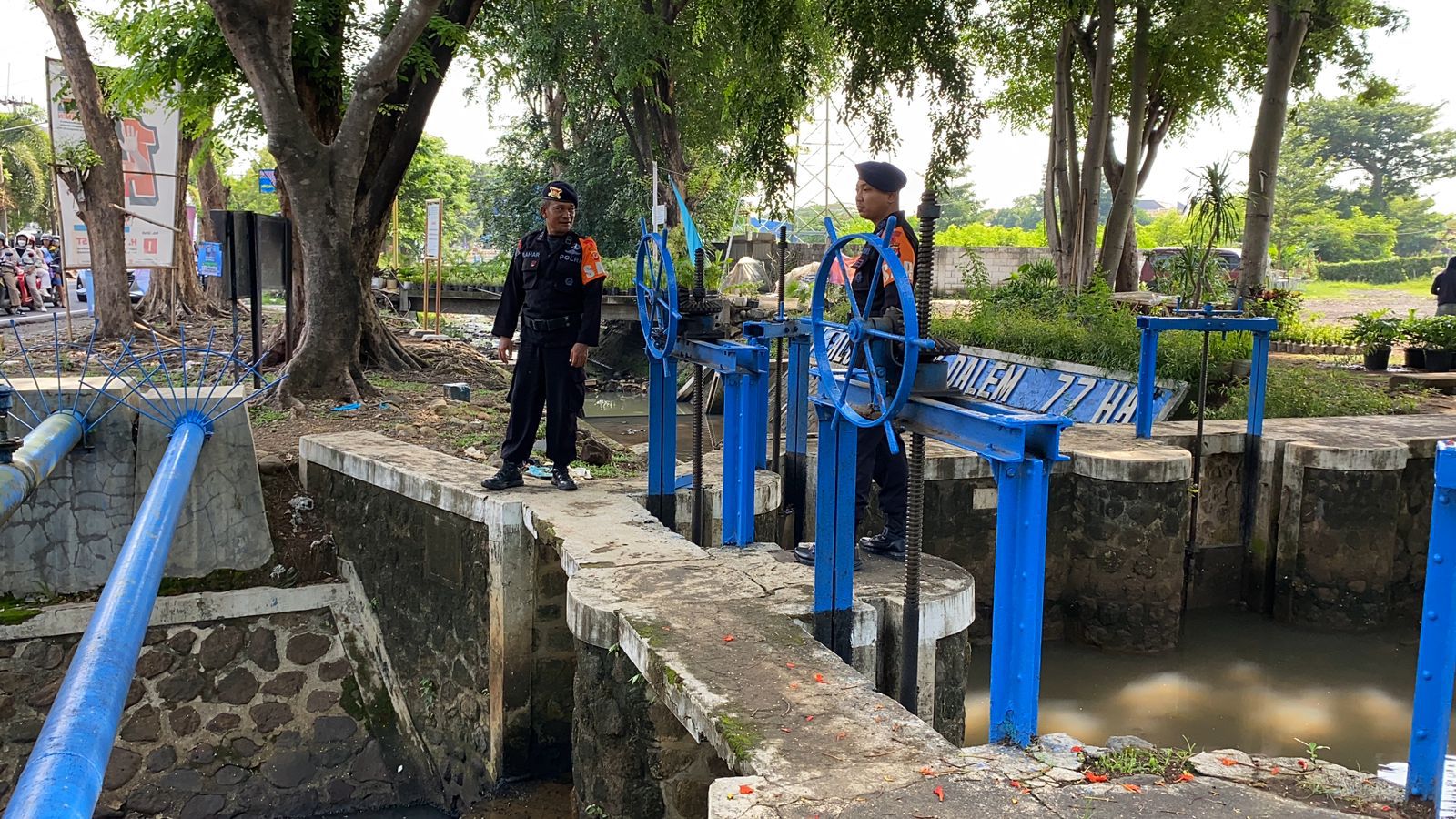 TIM SIAGA SAR SAT BRIMOB POLDA JABAR PATROLI KE BEBERAPA PINTU AIR, SIAP SIAGA ANTISIPASI BANJIR