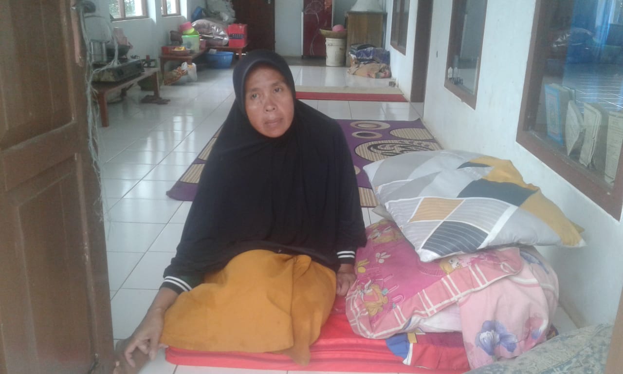 Warga Desa Nagarawangi Korban Tanah Longsor Tinggal Dimushola, Berharap Punya Rumah Baru.