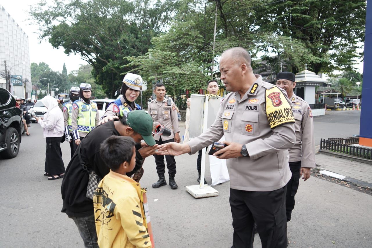 Pejabat Utama Polda Jabar Berbagi Takjil di Stasiun Bandung
