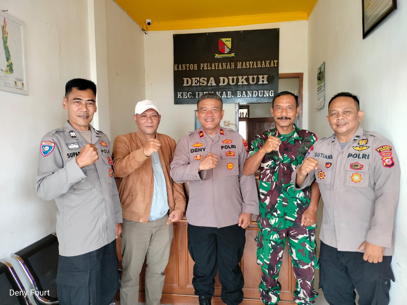 Sambangi Desa Dukuh, Kapolsek Ibun Iptu Deny Fourtjahjanto S.H Pinta Sinergitas dan Jaga Kamtibmas