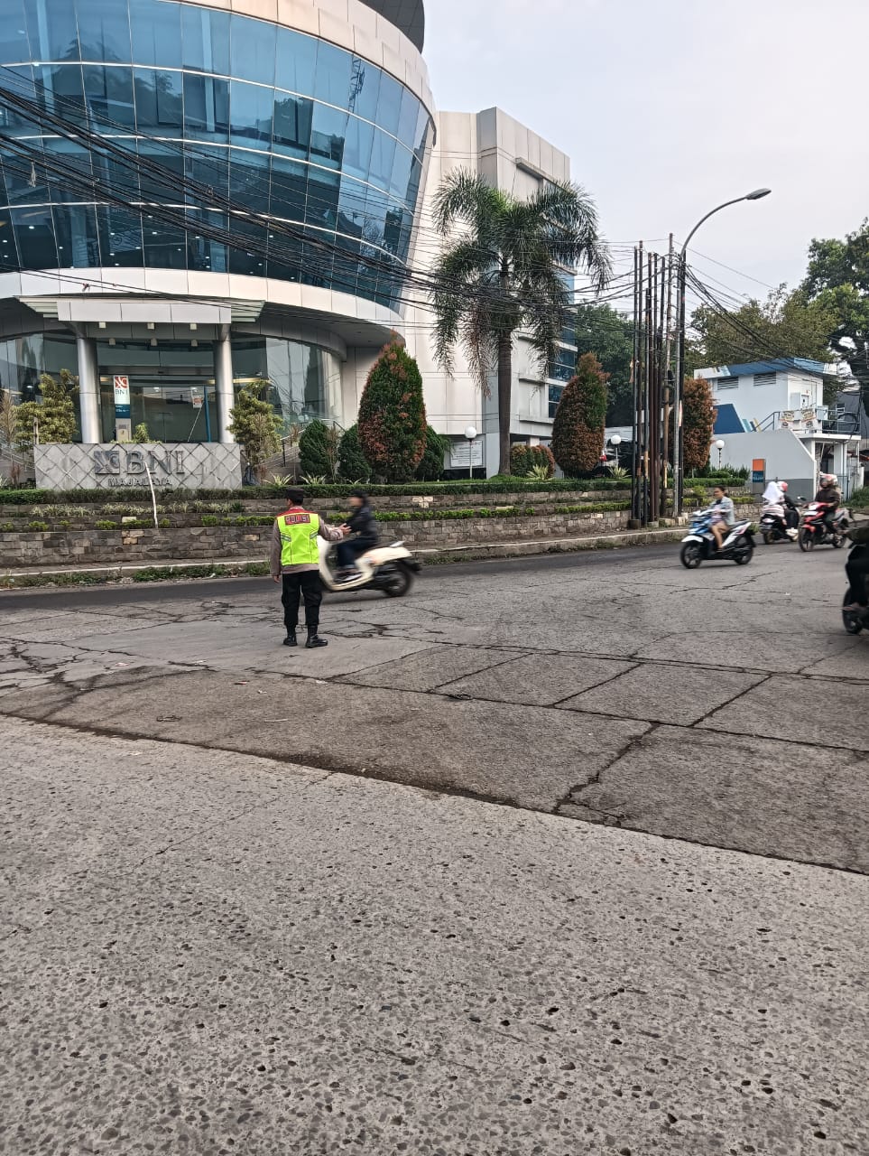 Personil Samapta Polsek Majalaya lakukan Pengaturan Arus lalulintas Antisipasi Kemacetan di Pagi Dan Sore hari