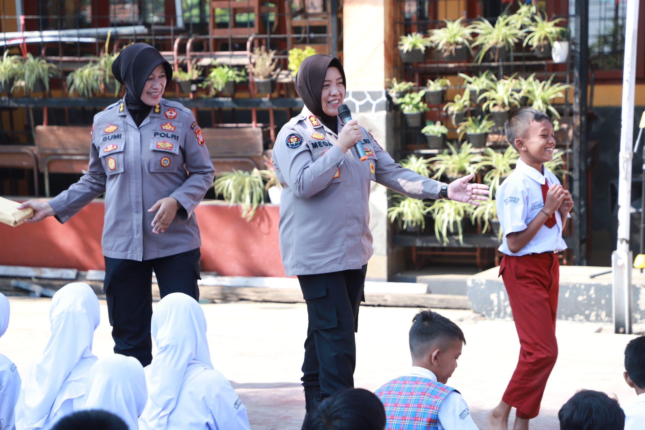 Polwan Polda Jabar Goes To School Sambangi Sekolah di Bandung, Sampaikan Hal Ini