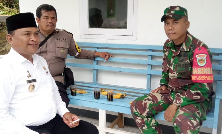 Tampak Poto : Kades Sukajaya, babinmas dan babinsa sedang monitoring Ke TPS TPS yang ada di desa sukajya Kecamatan Rajadesa 27 November 2024