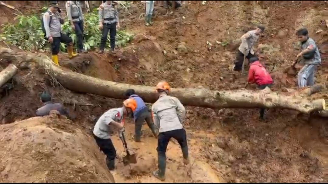 Tanggap Darurat, Hari Ke – 3 Tim SAR Sat Brimob Polda Jabar Terus Cari Korban Longsor Margaluyu
