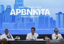 Menteri Keuangan Purbaya Yudhi Sadewa (tengah) bersama Wakil Menteri Keuangan Juda Agung (kanan) dan Wakil Menteri Keuangan Suahasil Nazara (kiri) berbincang sebelum menyampaikan keterangan pada konferensi pers APBN KiTa edisi Februari 2026 di Jakarta, Senin (23/2/2026)