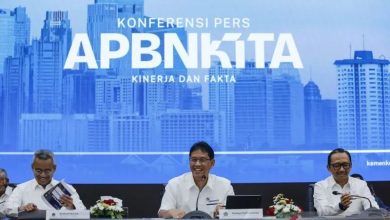 Menteri Keuangan Purbaya Yudhi Sadewa (tengah) bersama Wakil Menteri Keuangan Juda Agung (kanan) dan Wakil Menteri Keuangan Suahasil Nazara (kiri) berbincang sebelum menyampaikan keterangan pada konferensi pers APBN KiTa edisi Februari 2026 di Jakarta, Senin (23/2/2026)