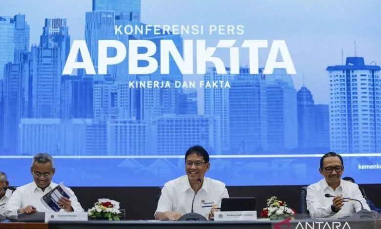 Menteri Keuangan Purbaya Yudhi Sadewa (tengah) bersama Wakil Menteri Keuangan Juda Agung (kanan) dan Wakil Menteri Keuangan Suahasil Nazara (kiri) berbincang sebelum menyampaikan keterangan pada konferensi pers APBN KiTa edisi Februari 2026 di Jakarta, Senin (23/2/2026)