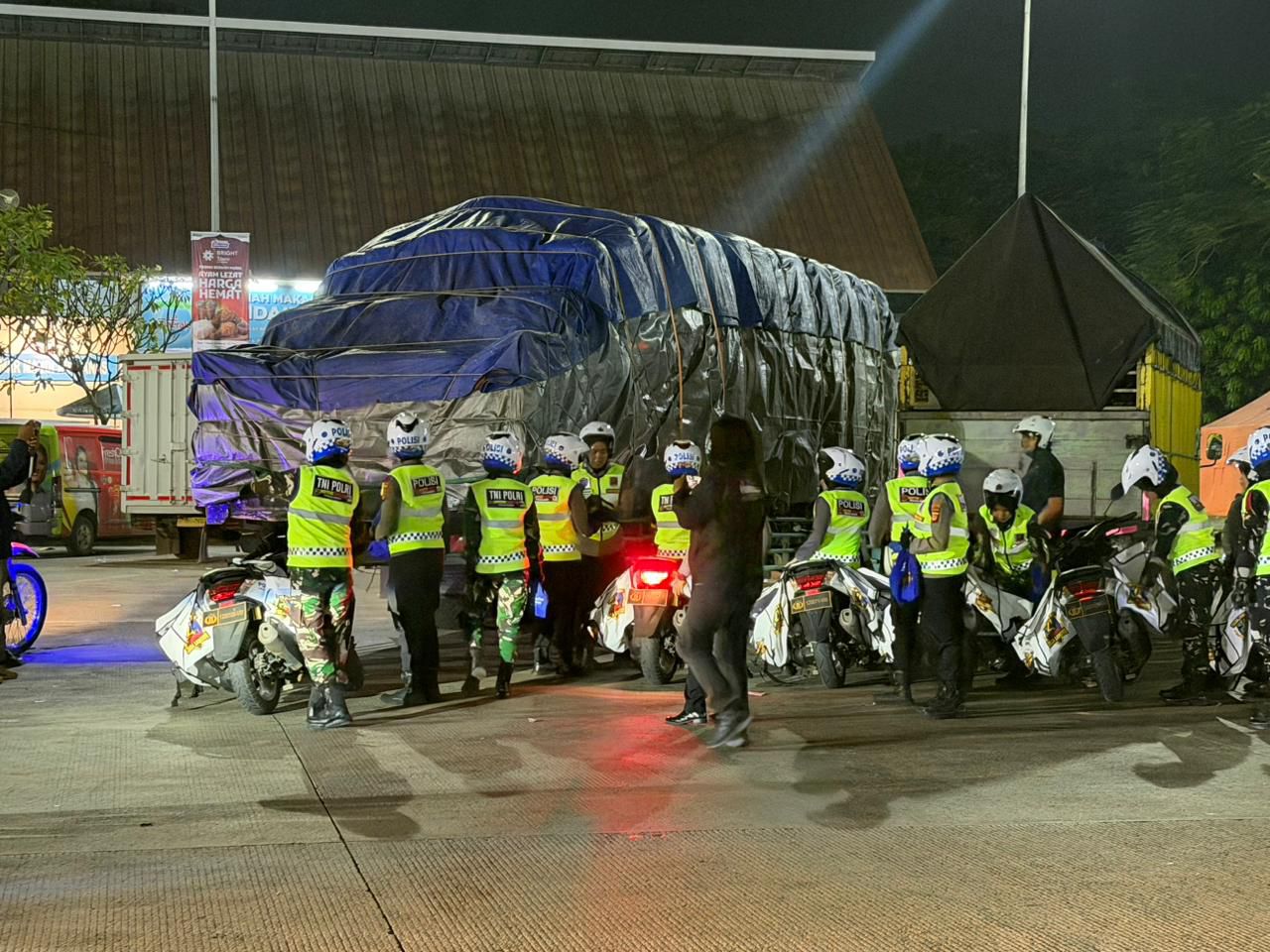 Bantu Kebutuhan Sahur Para Pemudik, Polwan Polda Jabar bersama Wan TNI Bagi – Bagi Makanan di Rest Area KM 57