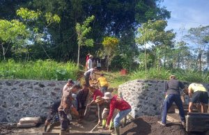 Warga RT O3 RW 02 Dusun Cibubuhan Suka Rela Gotroy Bangun Jalan Di TPU Kiyai Mega Lamatan