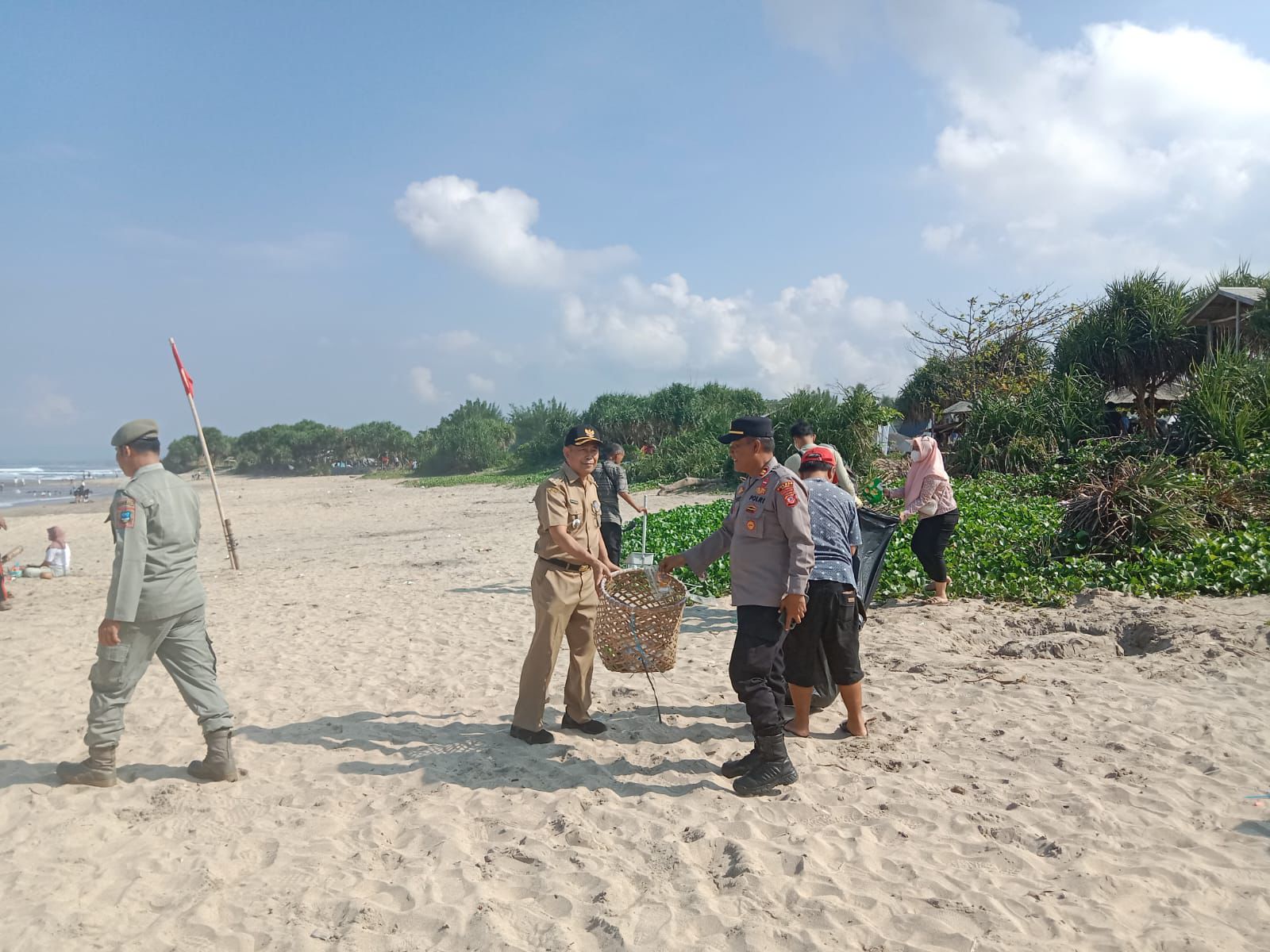 Peduli Lingkungan, Polisi Bersama Warga Bersih-Bersih Pantai Pasca Libur Lebaran