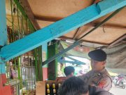 ‎ ‎*Polisi Razia Warung Pinggir Jalan, Amankan Puluhan Botol Minuman Beralkohol Tanpa Izin*