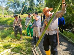‎*Respons Cepat Bencana, Polri dan Warga Dirikan Jembatan Darurat di Garut.* ‎