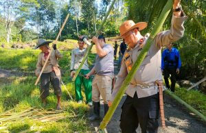 *Respons Cepat Bencana, Polri dan Warga Dirikan Jembatan Darurat di Garut.* 