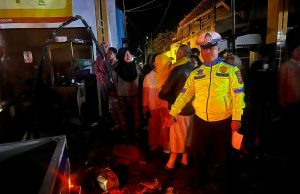 ‎ ‎*Polisi Tangani Laka Mobil Tabrak Warung Nasi Goreng*