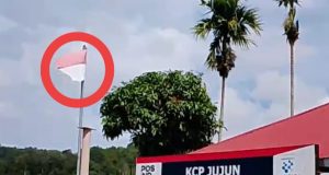 “Bendera Merah Putih Lusuh dan Sobek Berkibar di Halaman Kantor PT.Pos Indonesia KCP Jujun”