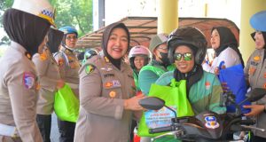 *Polwan Polda Jabar Bagikan 100 Paket Sembako untuk Driver Ojol Perempuan di Hari Kartini*