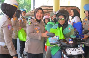 *Polwan Polda Jabar Bagikan 100 Paket Sembako untuk Driver Ojol Perempuan di Hari Kartini*