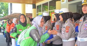 *100 Driver Ojol Perempuan dari Berbagai Komunitas Hadiri Baksos Polwan Polda Jabar, Saat Hari Kartini*