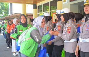 *100 Driver Ojol Perempuan dari Berbagai Komunitas Hadiri Baksos Polwan Polda Jabar, Saat Hari Kartini*