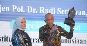 *Kapolda Jabar Terima Penghargaan Bergengsi Kategori Institusi Operasi Kemanusiaan Lebaran 2026, Tekan Laka Lantas dan Kriminalitas*