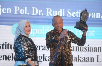 *Kapolda Jabar Terima Penghargaan Bergengsi Kategori Institusi Operasi Kemanusiaan Lebaran 2026, Tekan Laka Lantas dan Kriminalitas*
