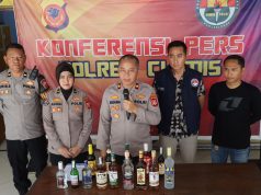 *Polisi Amankan Ribuan Botol Miras Ilegal, Tiga Orang Diamankan Polisi*