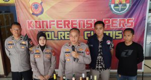 *Polisi Amankan Ribuan Botol Miras Ilegal, Tiga Orang Diamankan Polisi*