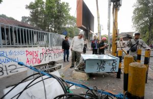 Aksi Anarko Rusak Fasilitas Kota : Lampu Lalu Lintas & Jaringan Fibre Optics Lalu Lintas 75% Hancur