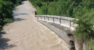 Nyaris Runtuh !! Tembok Penahan Sungai Batang Merao di Desa Sungai Pegeh Jadi Ancaman Keselamatan,BWSS VI di Minta Ambil Tindakan