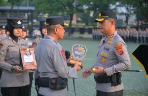 Apresiasi Posko Ops Ketupat Lodaya 2026, Kapolda Jabar Serahkan Penghargaan bagi Polres Berprestasi
