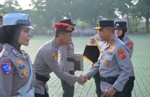 Apresiasi Posko Ops Ketupat Lodaya 2026, Kapolda Jabar Serahkan Penghargaan bagi Polres Berprestasi