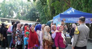 Jumat Berkah, Polisi Berikan Pengobatan dan Makan Gratis Kepada Ratusan Warga di Alun-Alun Soreang