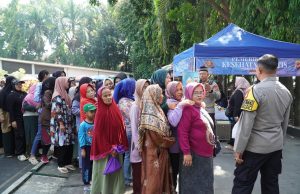 Jumat Berkah, Polisi Berikan Pengobatan dan Makan Gratis Kepada Ratusan Warga di Alun-Alun Soreang