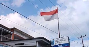 Memalukan !! Bendera Lusuh dan Sobek Berkibar Di Kantor Desa Tebat Ijuk Dili”