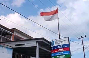 Memalukan !! Bendera Lusuh dan Sobek Berkibar Di Kantor Desa Tebat Ijuk Dili”