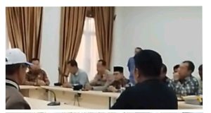 Masyarakat Desa Semerah Demo Di Kantor Bupati Tuntut Pemberhentian Kepala Desa