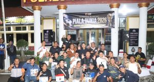 Wakapolda Jabar Nobar Piala Dunia Bersama Warga dan Insan Pers, Semarak Hari Bhayangkara ke-80 di Polres Cirebon Kota