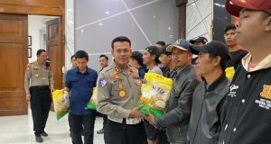 Kasat Lantas Polrestabes Bandung Salurkan Bantuan Pangan, Perkuat Kepedulian Sosial dan Ketahanan Pangan