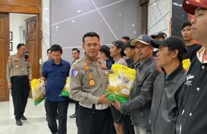 Kasat Lantas Polrestabes Bandung Salurkan Bantuan Pangan, Perkuat Kepedulian Sosial dan Ketahanan Pangan