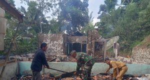 Rumah Semi Permanen ukuran 12 X 8 milik Emed 65 tahun warga Dusun Naretel Desa Nagarawangi Ludes terbakar.