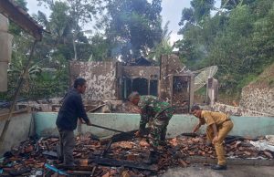 Rumah Semi Permanen ukuran 12 X 8 milik Emed 65 tahun warga Dusun Naretel Desa Nagarawangi Ludes terbakar.