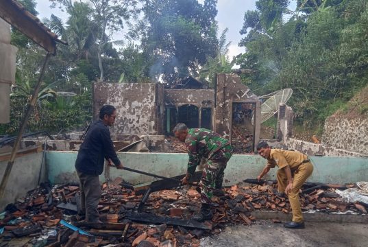 Rumah Semi Permanen ukuran 12 X 8 milik Emed 65 tahun warga Dusun Naretel Desa Nagarawangi Ludes terbakar.