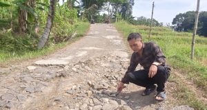Warga Keluhkan Jalan Nagarajaya, Nagarajati Blok Cigerang Rusak Parah