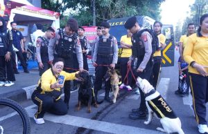 Polda Jabar Berikan Pelayanan Kesehatan Gratis kepada Masyarakat pada Kegiatan Car Free Day di Dago Cikapayang