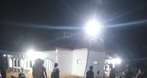 *Warga RT 09 Dusun Rantau Panjang Desa Kelagin Gotong Royong Bangun Masjid di Malam Hari*