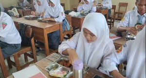 Dapur Bojong Longok 02 Salurkan MBG Ke 355 Siswa SMK YAPAN Parakansak