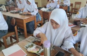 Dapur Bojong Longok 02 Salurkan MBG Ke 355 Siswa SMK YAPAN Parakansak