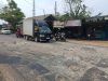 Jalan MT Haryono Setu Rusak Parah dan Memakan Korban, Warga Desak Pemkab Bekasi Segera Ambil Tindakan Sejumlah kendaraan melintasi ruas Jalan MT Haryono di Desa Ciledug, Kecamatan Setu, Kabupaten Bekasi, Jumat (24/7/2026). Kondisi jalan yang bergelombang, berlubang, dan dipenuhi kerikil membuat pengendara harus mengurangi kecepatan saat melintas