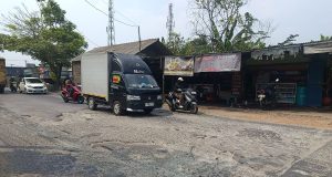 Jalan MT Haryono Setu Rusak Parah dan Memakan Korban, Warga Desak Pemkab Bekasi Segera Ambil Tindakan Sejumlah kendaraan melintasi ruas Jalan MT Haryono di Desa Ciledug, Kecamatan Setu, Kabupaten Bekasi, Jumat (24/7/2026). Kondisi jalan yang bergelombang, berlubang, dan dipenuhi kerikil membuat pengendara harus mengurangi kecepatan saat melintas