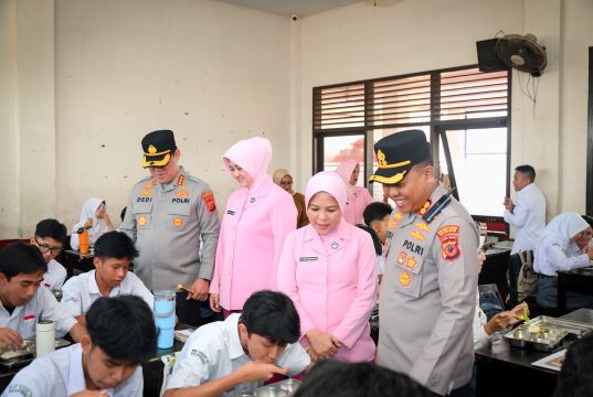 Kapolrestabes Bandung Tinjau Kesiapan Program Makan Bergizi Gratis di SPPG Polrestabes Bandung